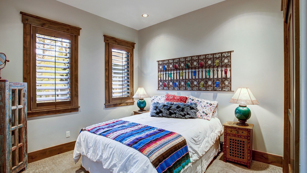 Photo of Bedroom in Peak 8