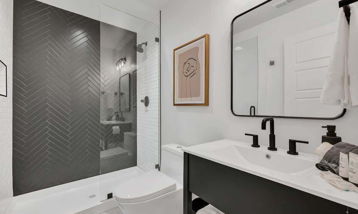 Photo of Bathroom in Music Row
