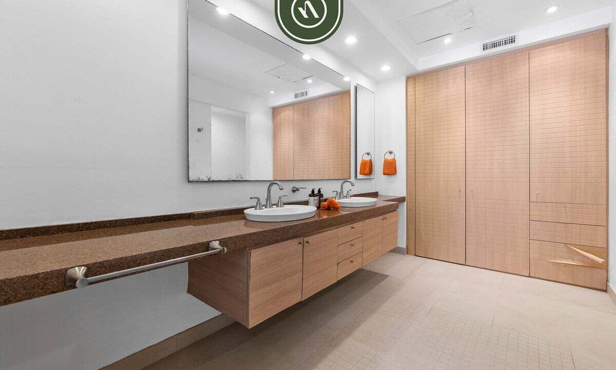 Photo of Bathroom in Flamingos