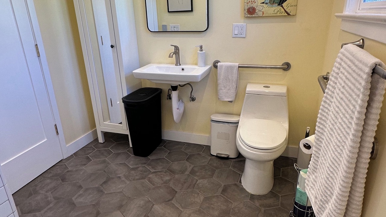 Photo of Bathroom in Oak Park
