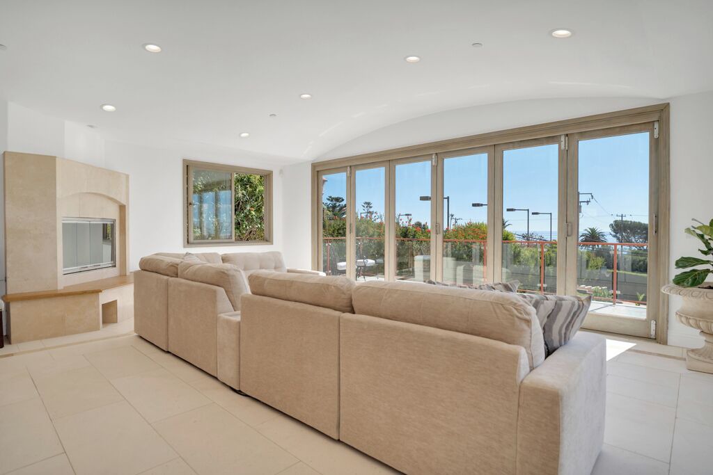 Photo of Livingroom in Western Malibu