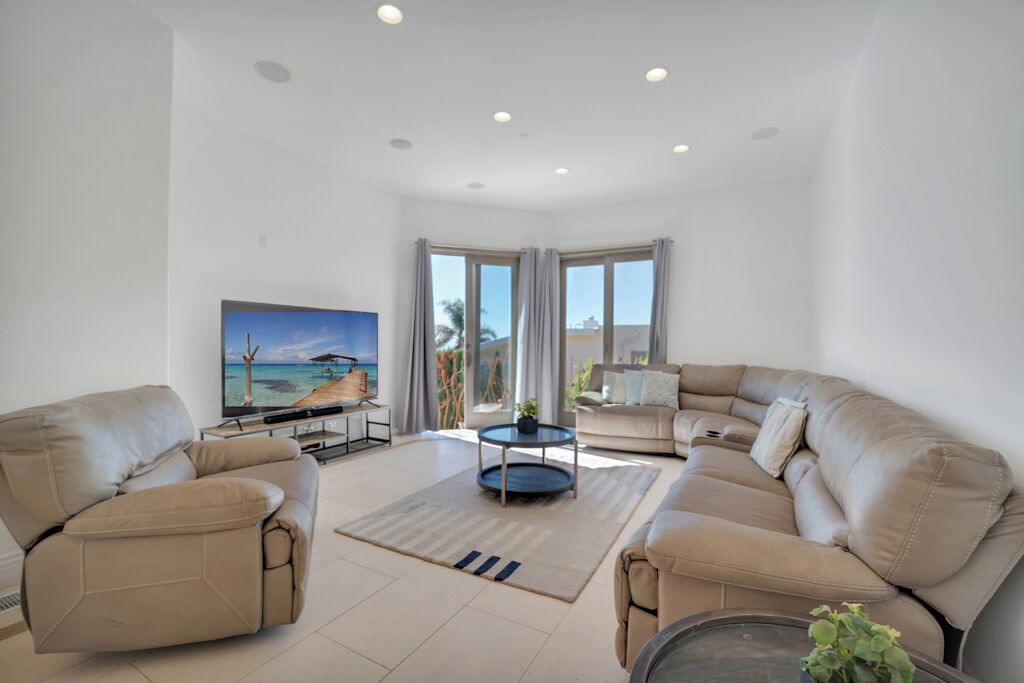 Photo of Livingroom in Western Malibu
