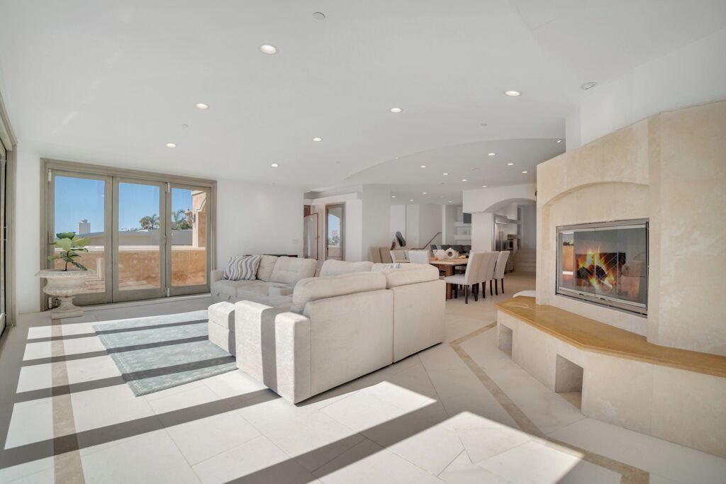 Photo of Livingroom in Western Malibu