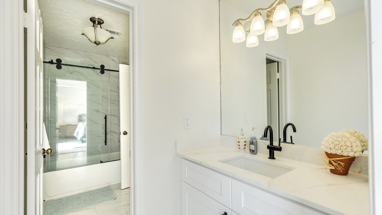 Photo of Bathroom in Pirates Beach