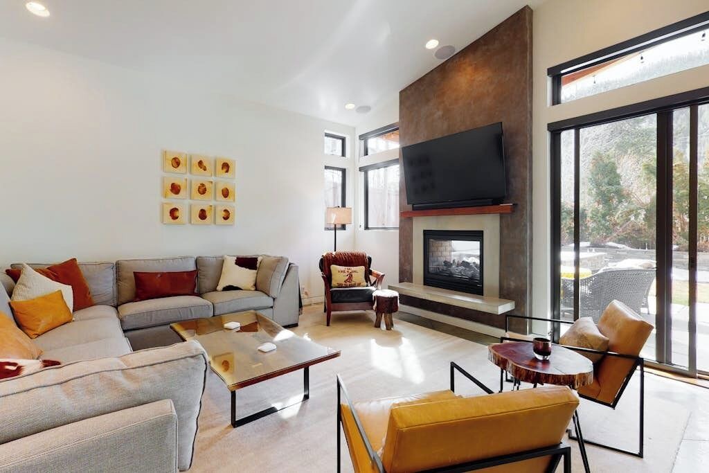 Photo of Livingroom in Warm Springs
