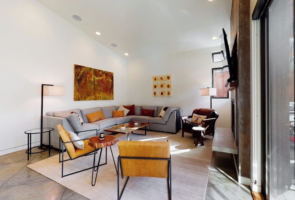 Photo of Livingroom in Warm Springs