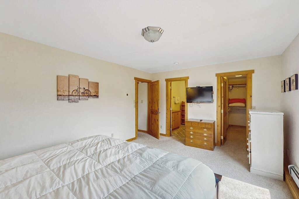 Photo of Bedroom in Summit Cove