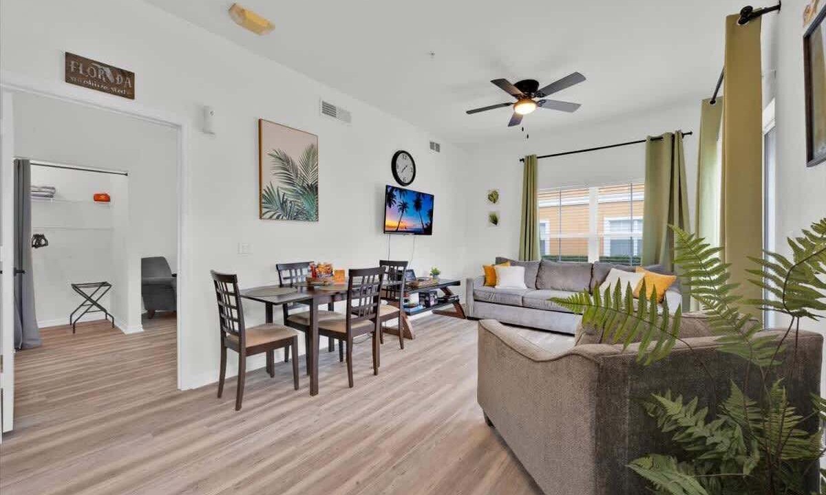 Photo of Livingroom in Venetian Bay Villages