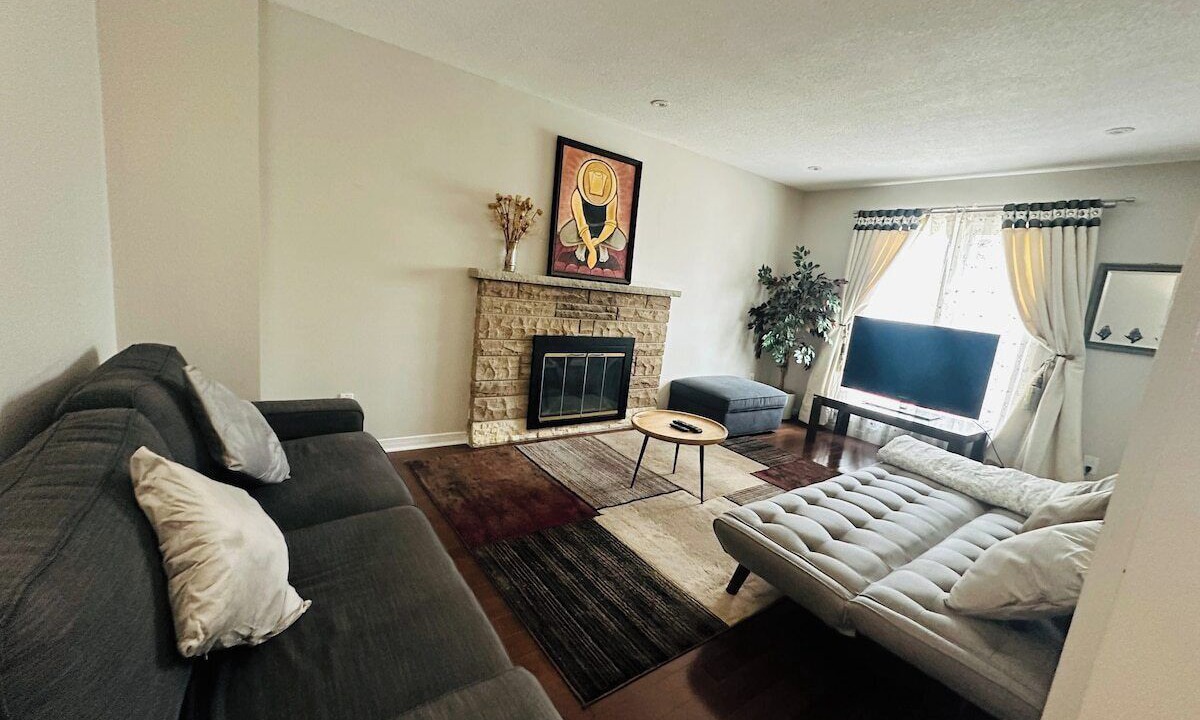 Photo of Livingroom in Hurontario