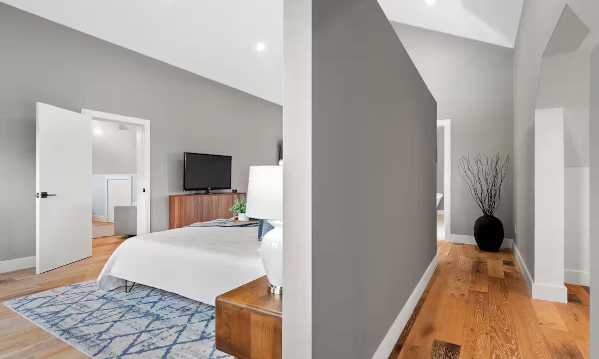 Photo of Bedroom in Mono