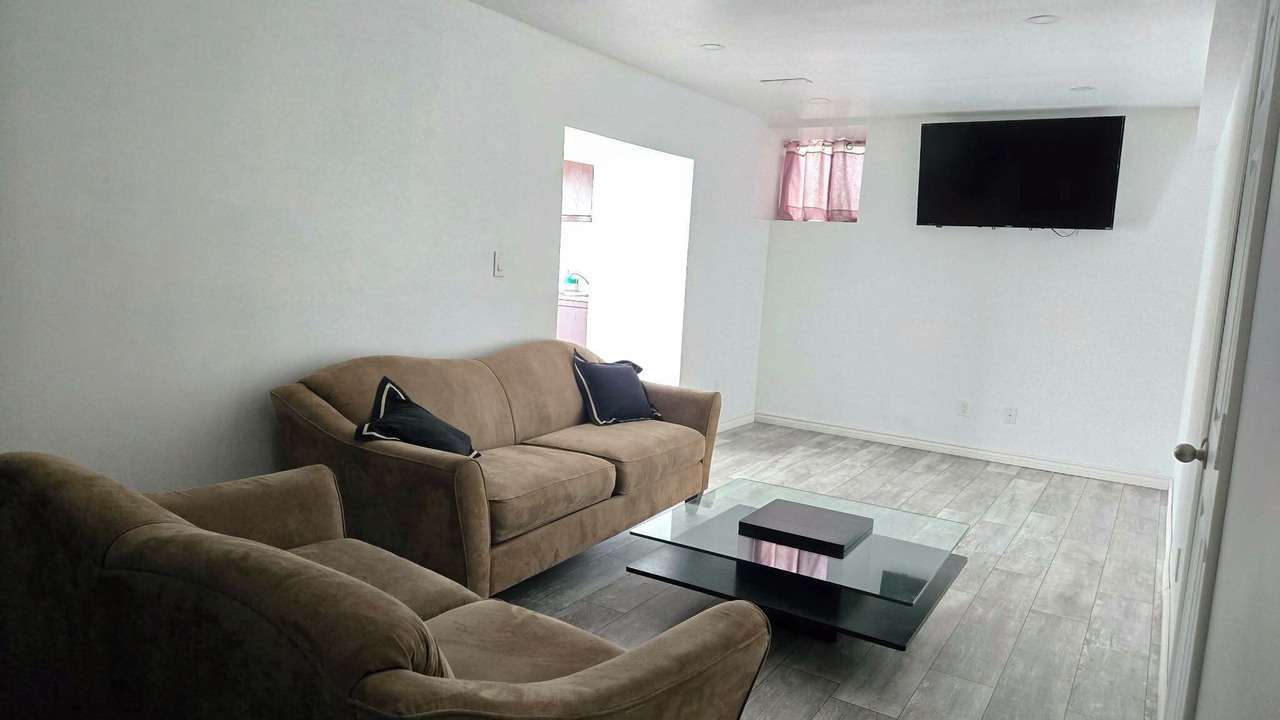 Photo of Livingroom in Mono