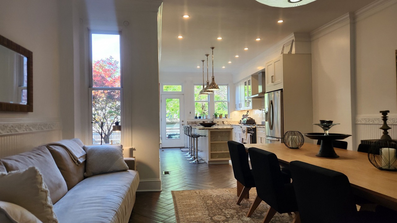 Photo of Livingroom in Truxton Circle