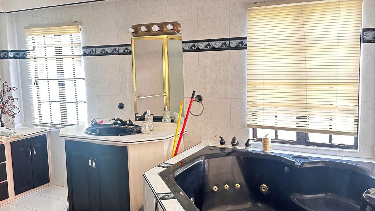 Photo of Bathroom in Arouca