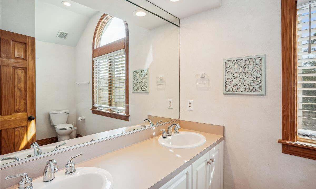 Photo of Bathroom in Monteray Shores