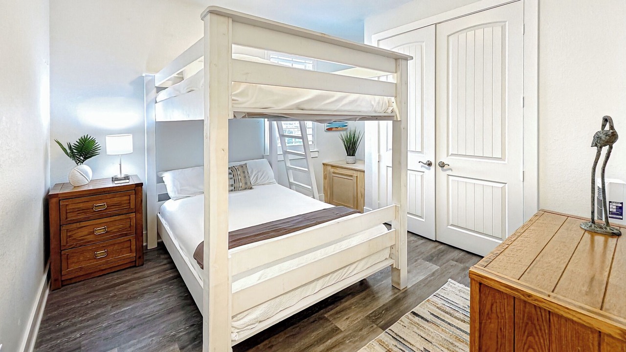 Photo of Bedroom in Pirates Beach