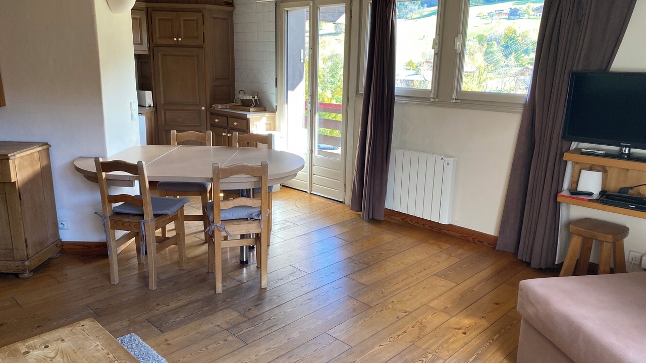 Photo of Livingroom in Demi-Quartier