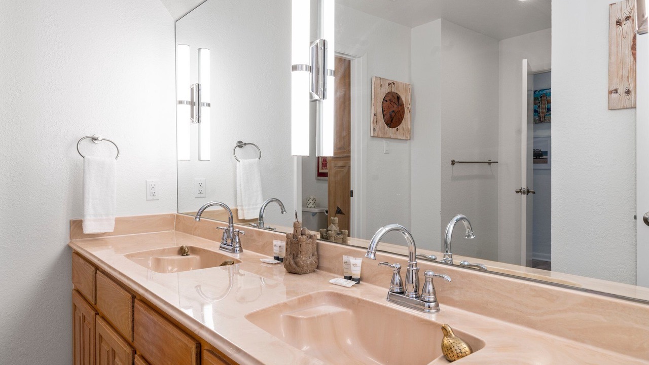 Photo of Bathroom in Pirates Beach
