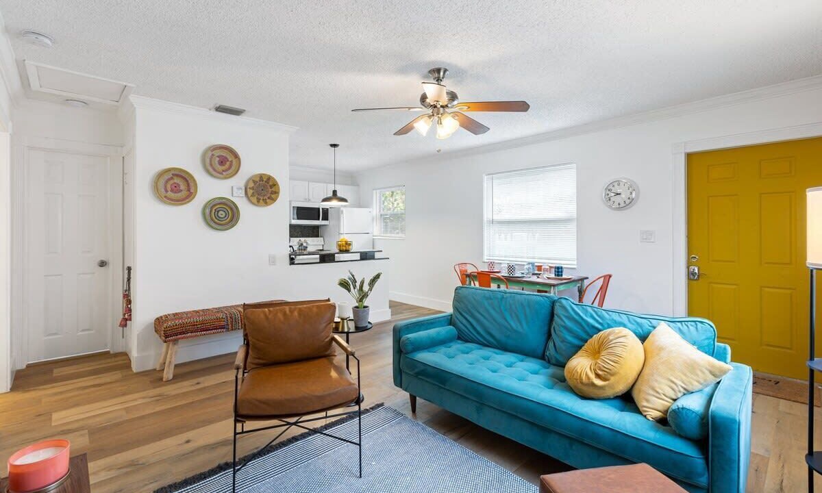 Photo of Livingroom in Sailboat Bend