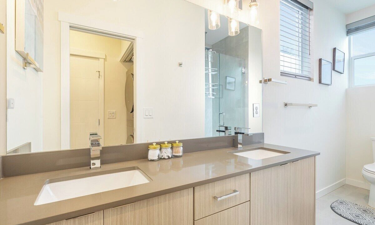 Photo of Bathroom in Maple Leaf