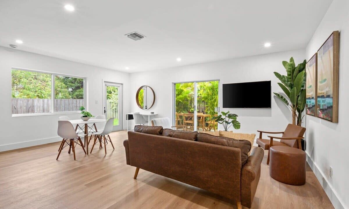 Photo of Livingroom in Sailboat Bend
