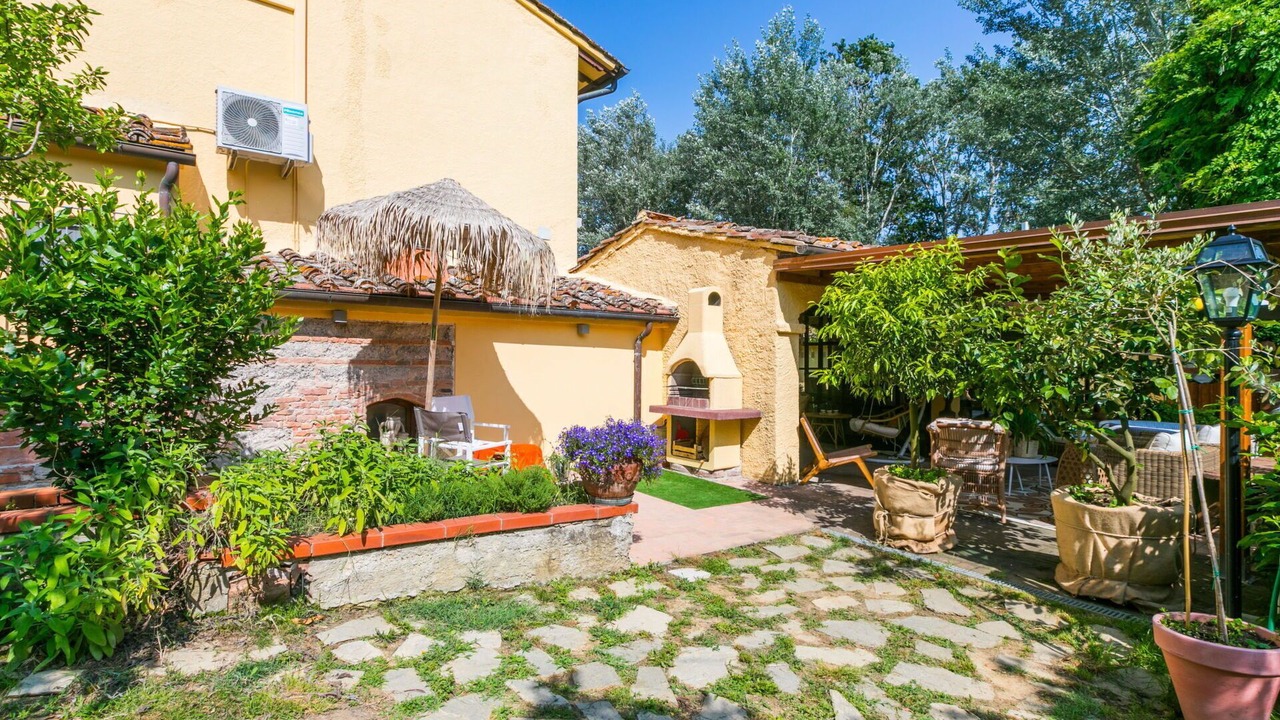Photo of Outdoor in Lari