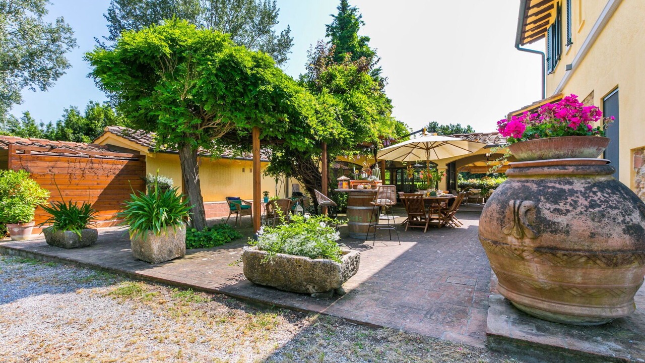 Photo of Outdoor in Lari