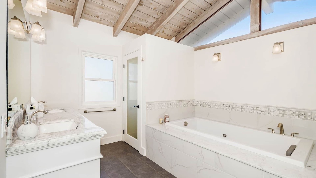 Photo of Bathroom in Seabridge Marina