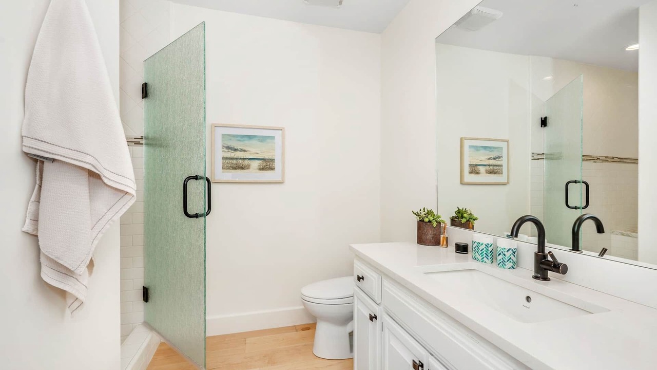 Photo of Bathroom in Seabridge Marina