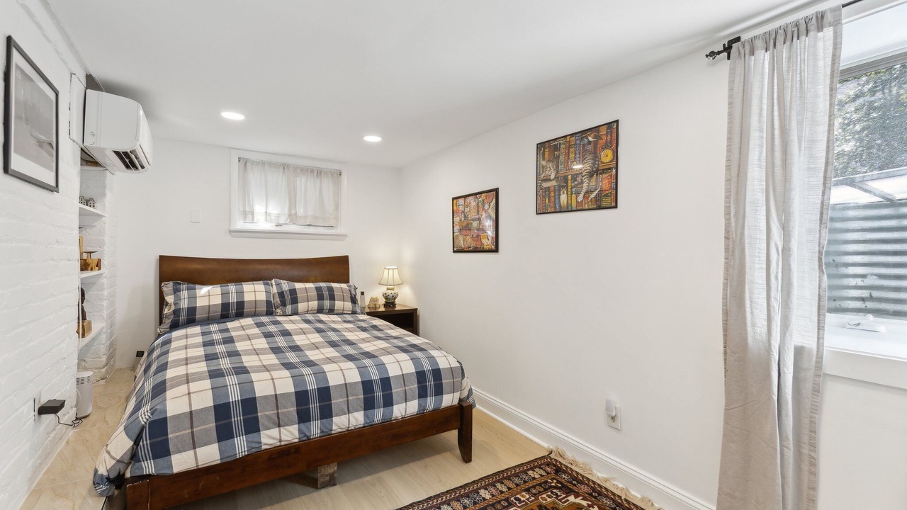 Photo of Bedroom in Woodley Park