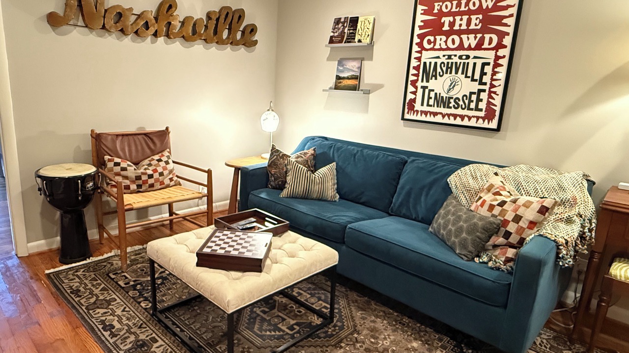 Photo of Livingroom in Hillsboro West End