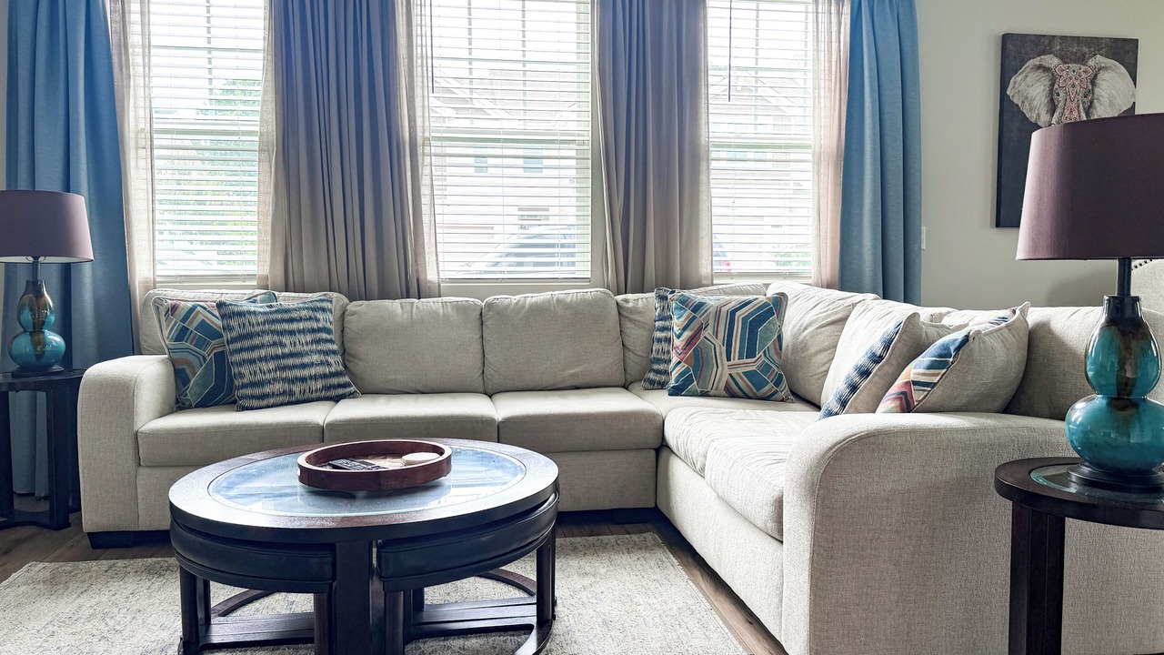 Photo of Livingroom in Davis Lake - Eastfield