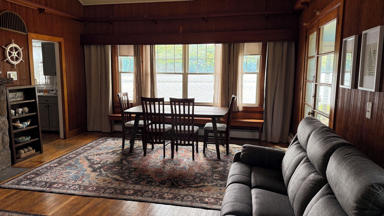 Photo of Livingroom in Saunderstown