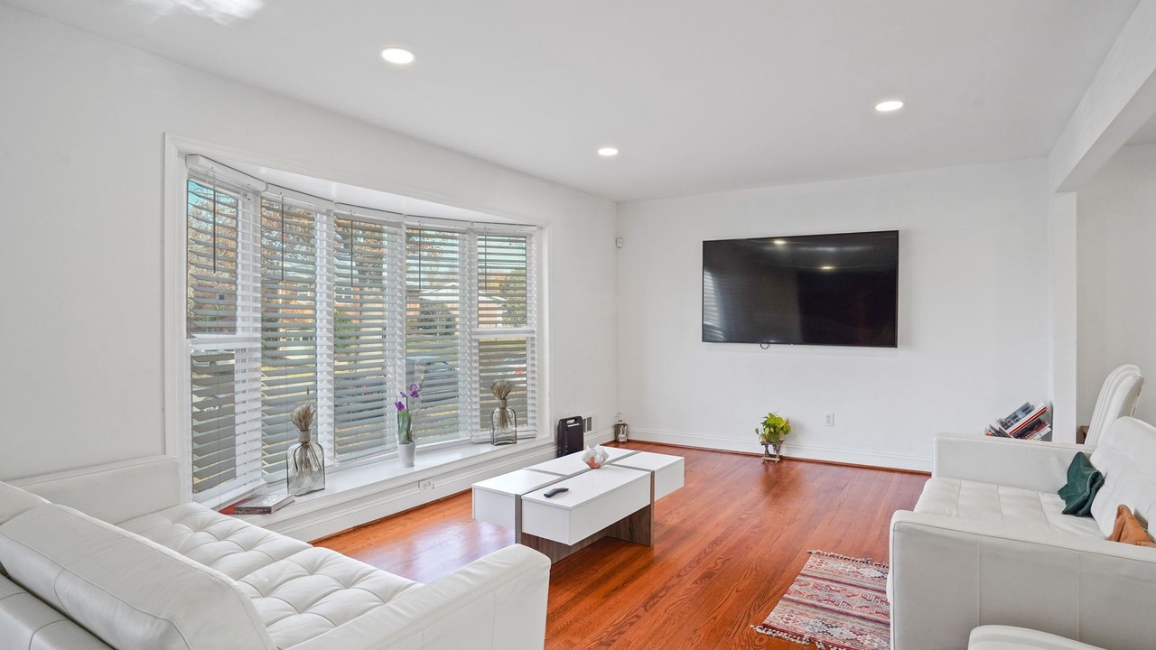 Photo of Livingroom in Forest Glen