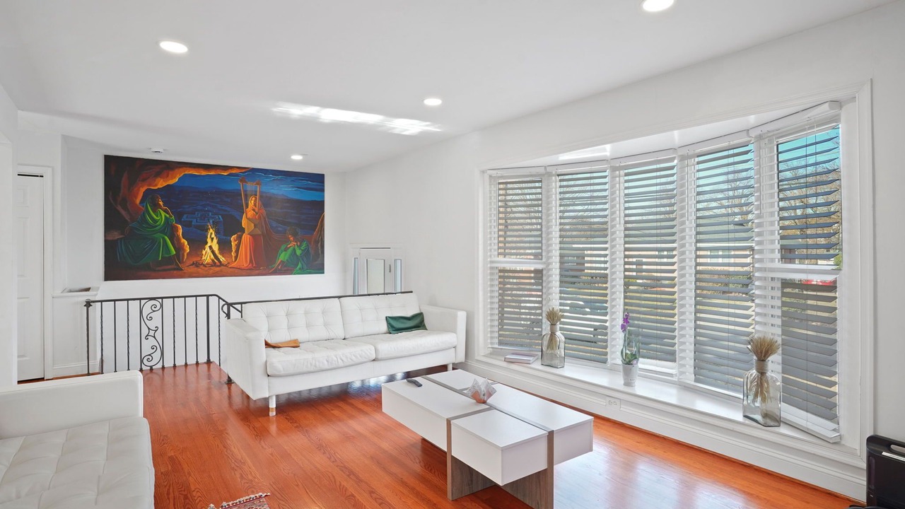 Photo of Livingroom in Forest Glen