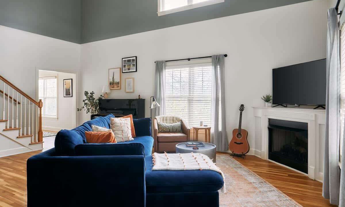 Photo of Livingroom in Hillsboro West End