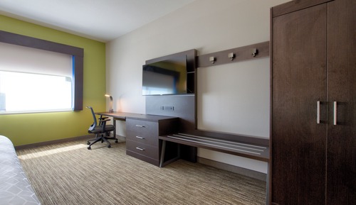 Room, 1 King Bed, Roll-in Shower, Non Smoking (Communications Accessible)