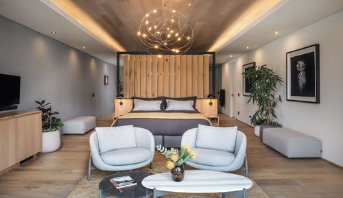 Pool suite