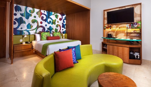 Standard Room, 1 King Bed, Garden View (Balcony)