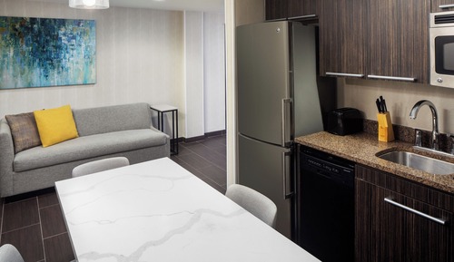 One Bedroom Suite, 2 Queens, Kitchenette