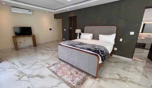Comfort Room, Multiple Beds, Balcony, City View