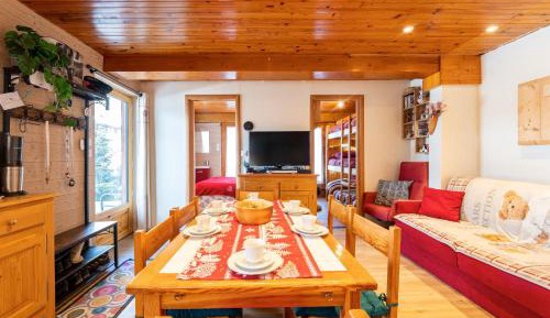 Two-Bedroom Apartment with Mountain View