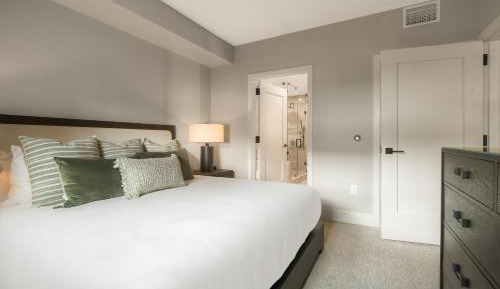 Two-Bedroom Apartment with Mountain View