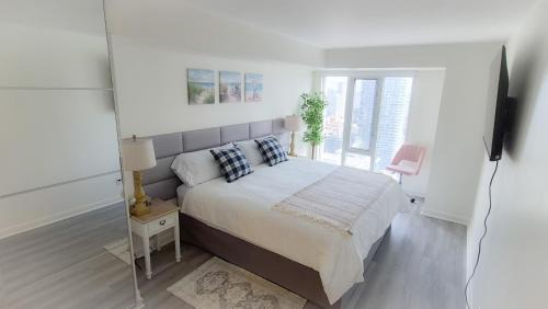 One-Bedroom Apartment with City View