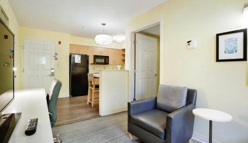 One-Bedroom Suite with Roll-In Shower - Mobility Accessible