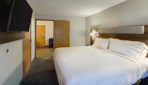 One-Bedroom King Suite with Tub - Mobility Accessible