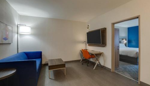 One-Bedroom King Suite with Living and Dining Area