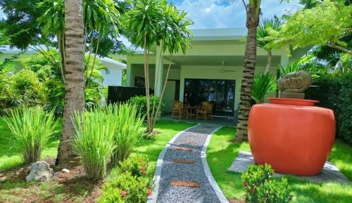 Deluxe Bungalow with Garden View