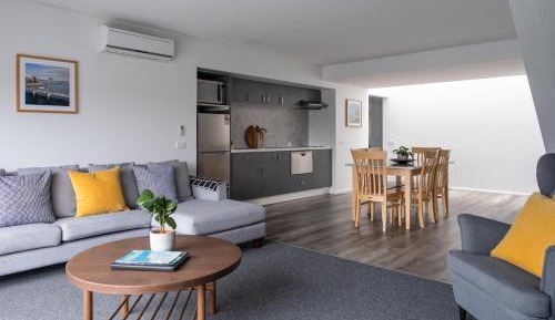 Deluxe Two-Bedroom Apartment with Bay View