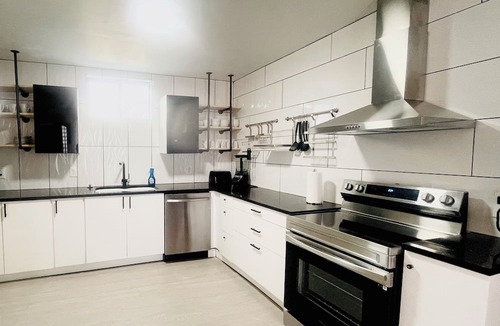 Capitol Heights House | "Perfect Blend: 5 Bedrooms, Modern Luxury, Grill, Jetted Tub & Prime Location!"