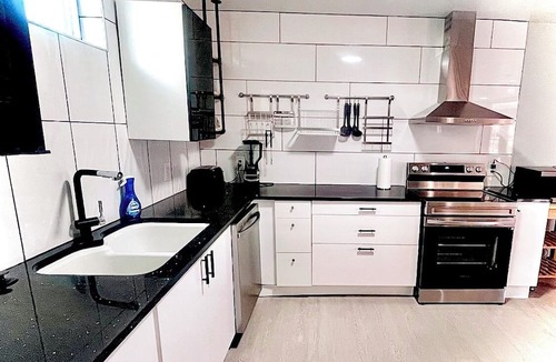 Capitol Heights House | "Perfect Blend: 5 Bedrooms, Modern Luxury, Grill, Jetted Tub & Prime Location!"